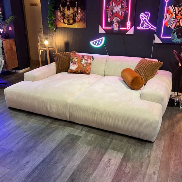 Megasofa, zwei große Sitzflächen, breite Armlehnen, zwei Rückenlehnen, Cord, tiefe schwarze Füße