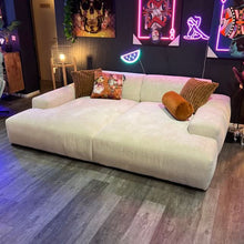 Megasofa, zwei große Sitzflächen, breite Armlehnen, zwei Rückenlehnen, Cord, tiefe schwarze Füße