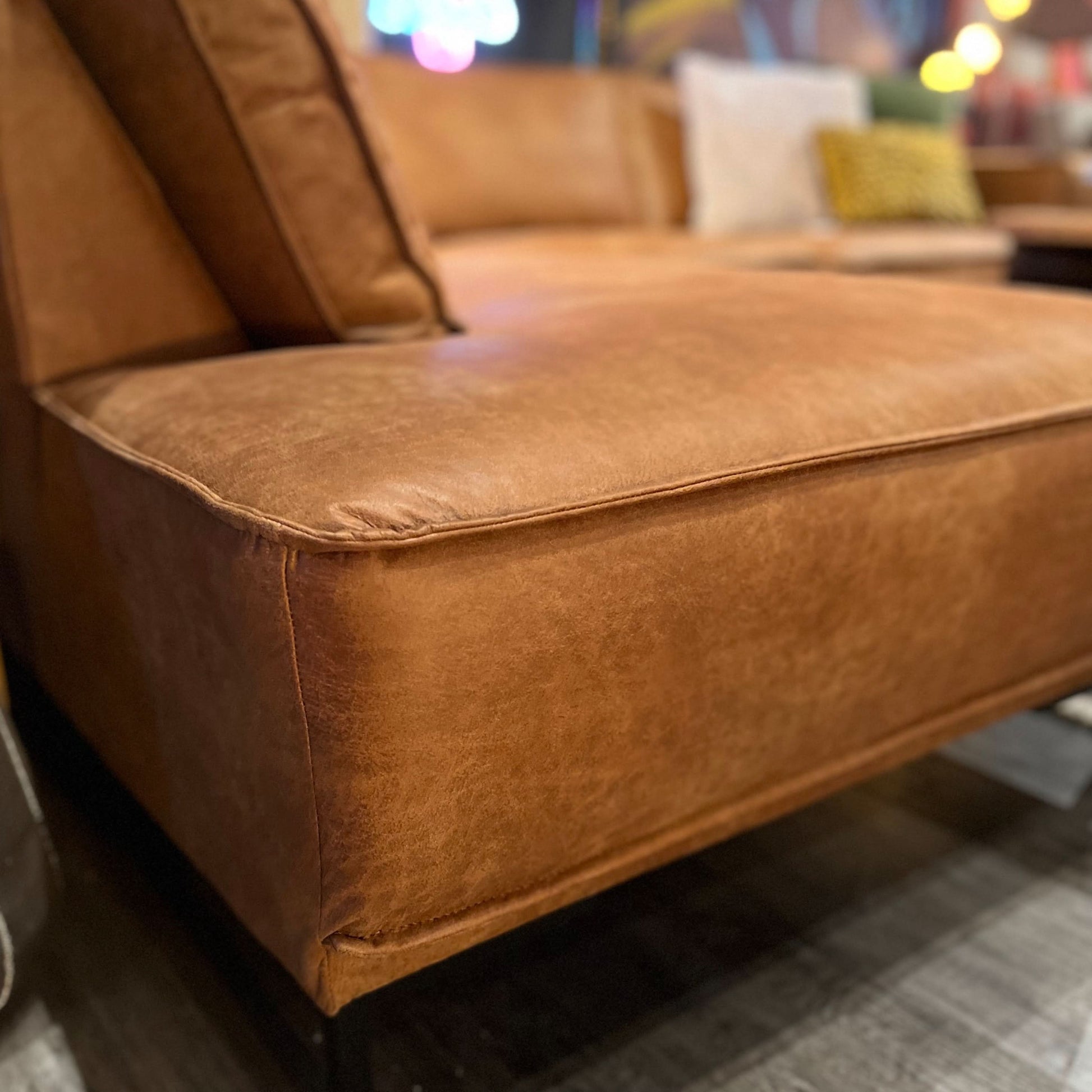  Akron, Ecksofa, Microfaser, schwarze Füße, braun-orange, Naht außen