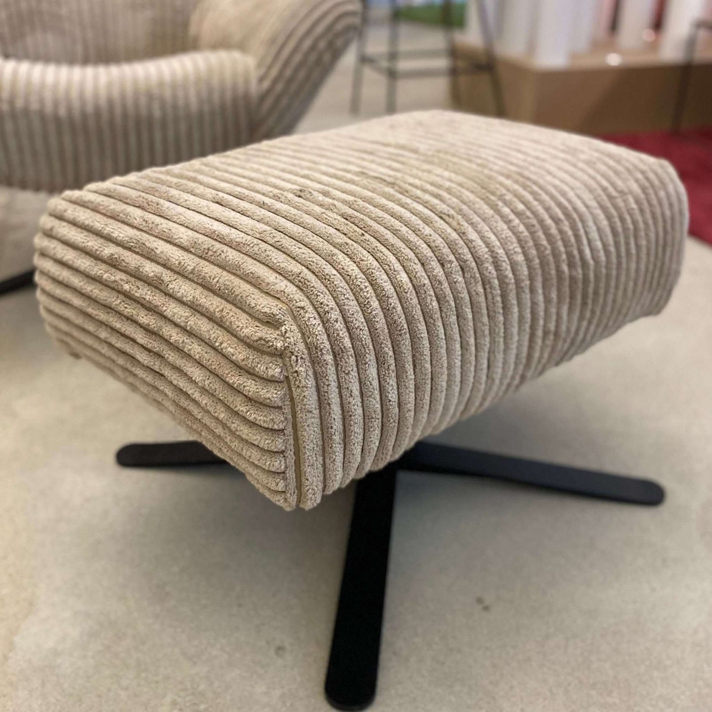 Christine Sessel mit Hocker