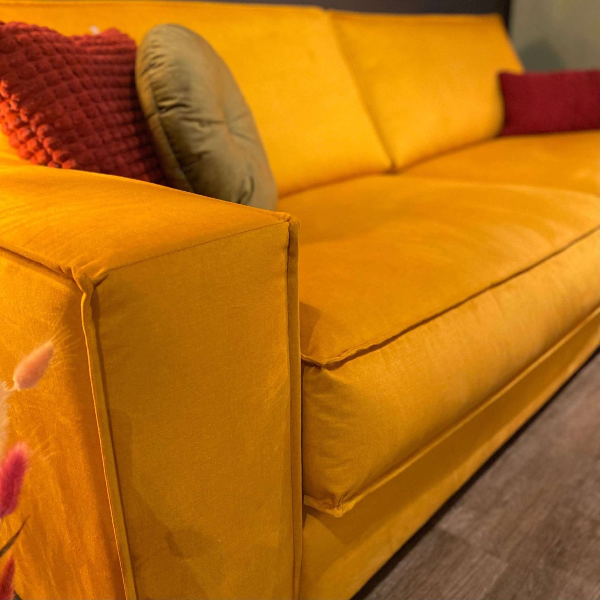 zwei Sitzflächen, breite Armlehnen, zwei Rückenkissen, tiefe schwarze Füße, Naht außen, Sofa, Samt