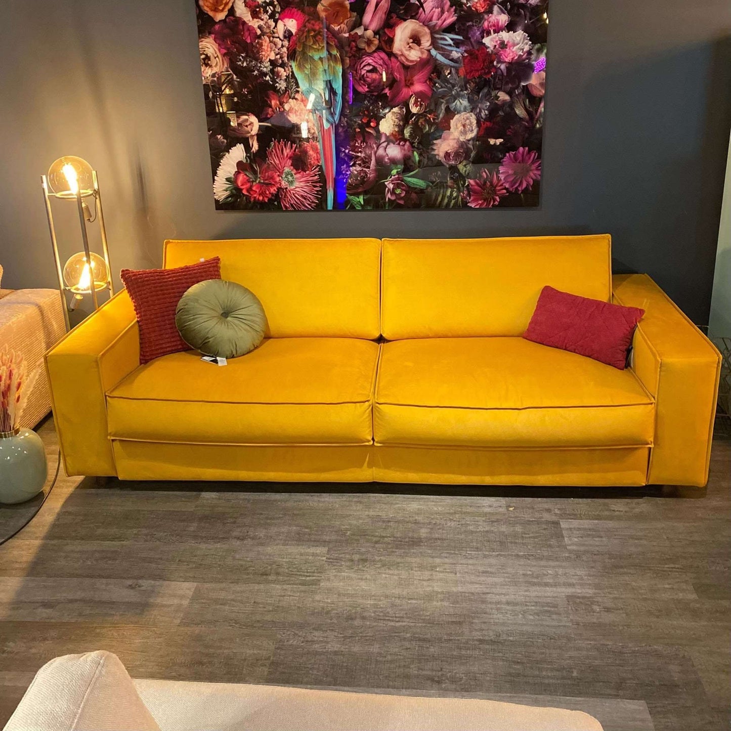 zwei Sitzflächen, breite Armlehnen, zwei Rückenkissen, tiefe schwarze Füße, Naht außen, Sofa, Samt