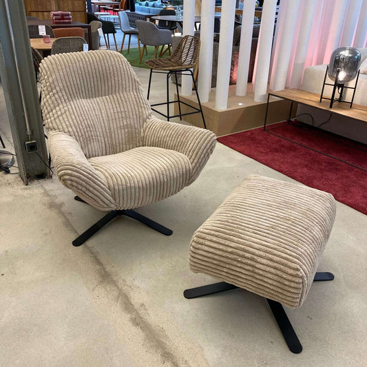 Christine Sessel mit Hocker