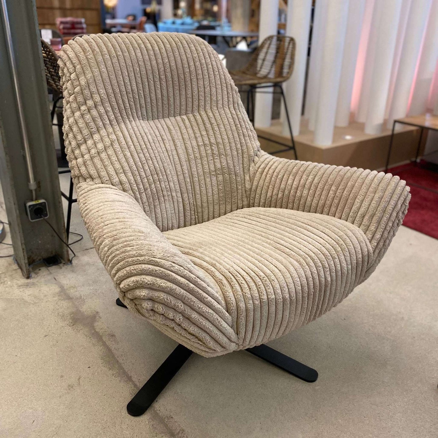 Christine Sessel mit Hocker