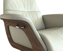 Clement Relaxsessel - Leder Savoy - Off White - separater Fußhocker - Wallnuss