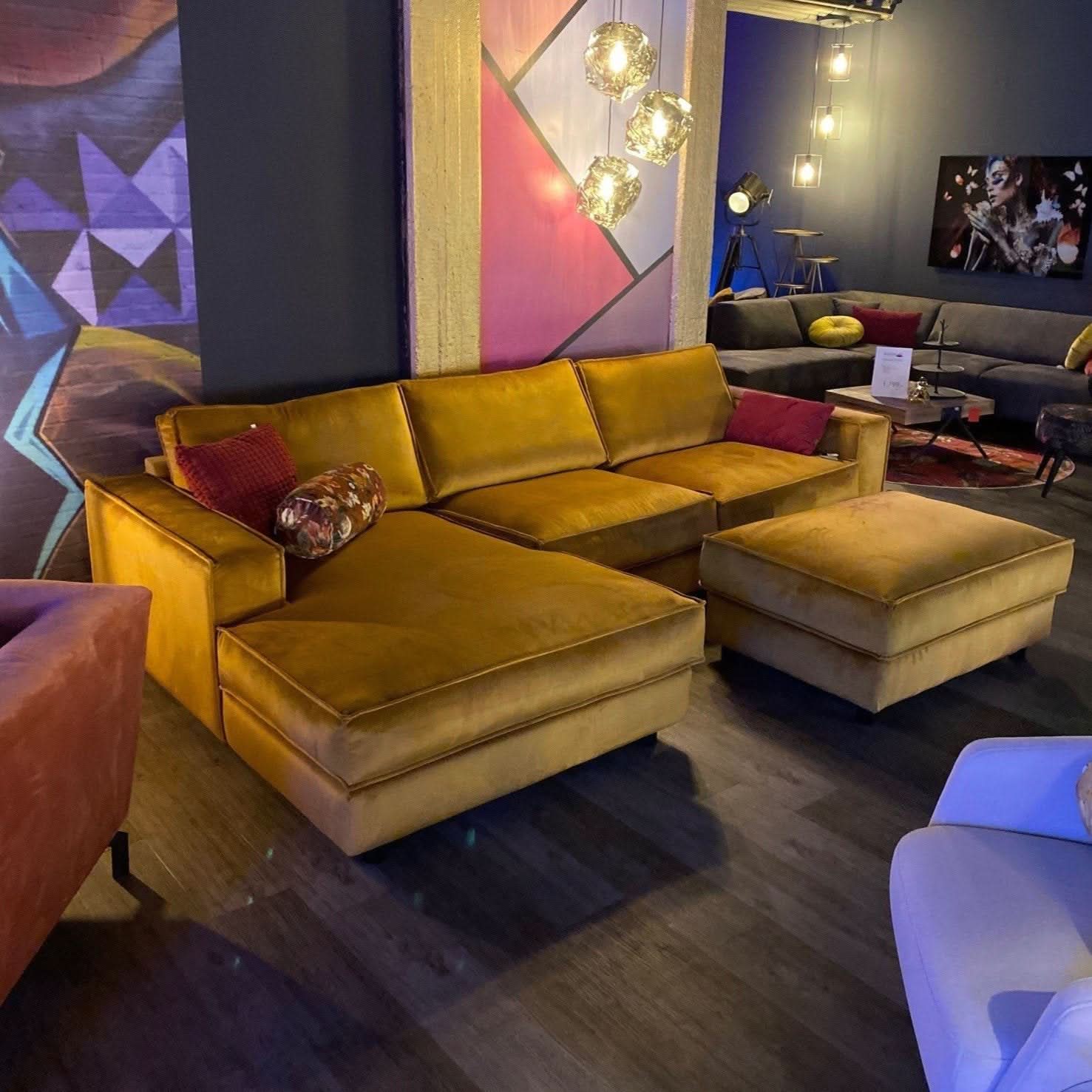 Ecksofa, Samt, drei Sitzflächen, Rückenkissen, Naht außen, breite Armelehne, tiefe schwarze Füße