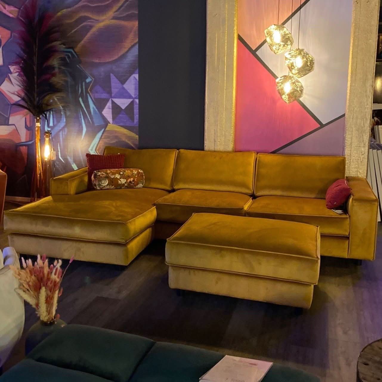 Ecksofa, Samt, drei Sitzflächen, Rückenkissen, Naht außen, breite Armelehne, tiefe schwarze Füße