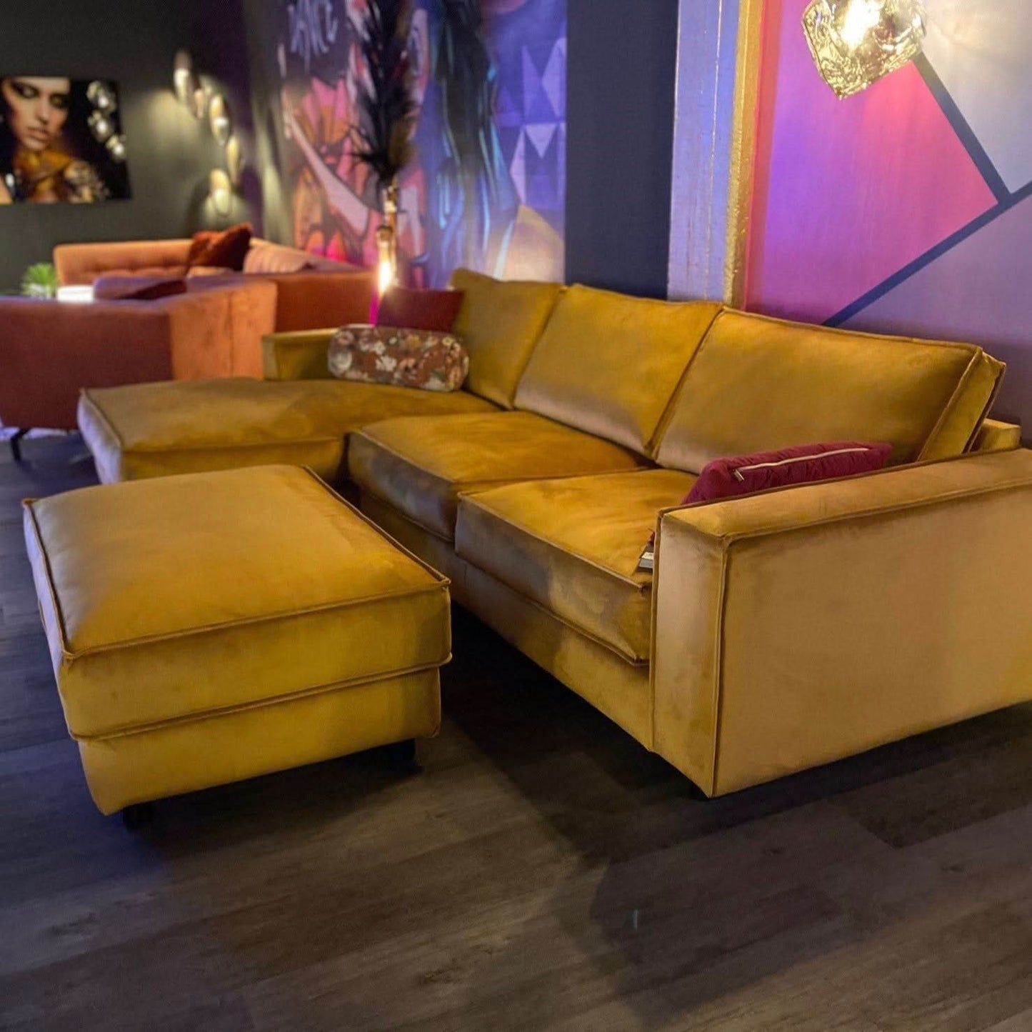 Ecksofa, Samt, drei Sitzflächen, Rückenkissen, Naht außen, breite Armelehne, tiefe schwarze Füße