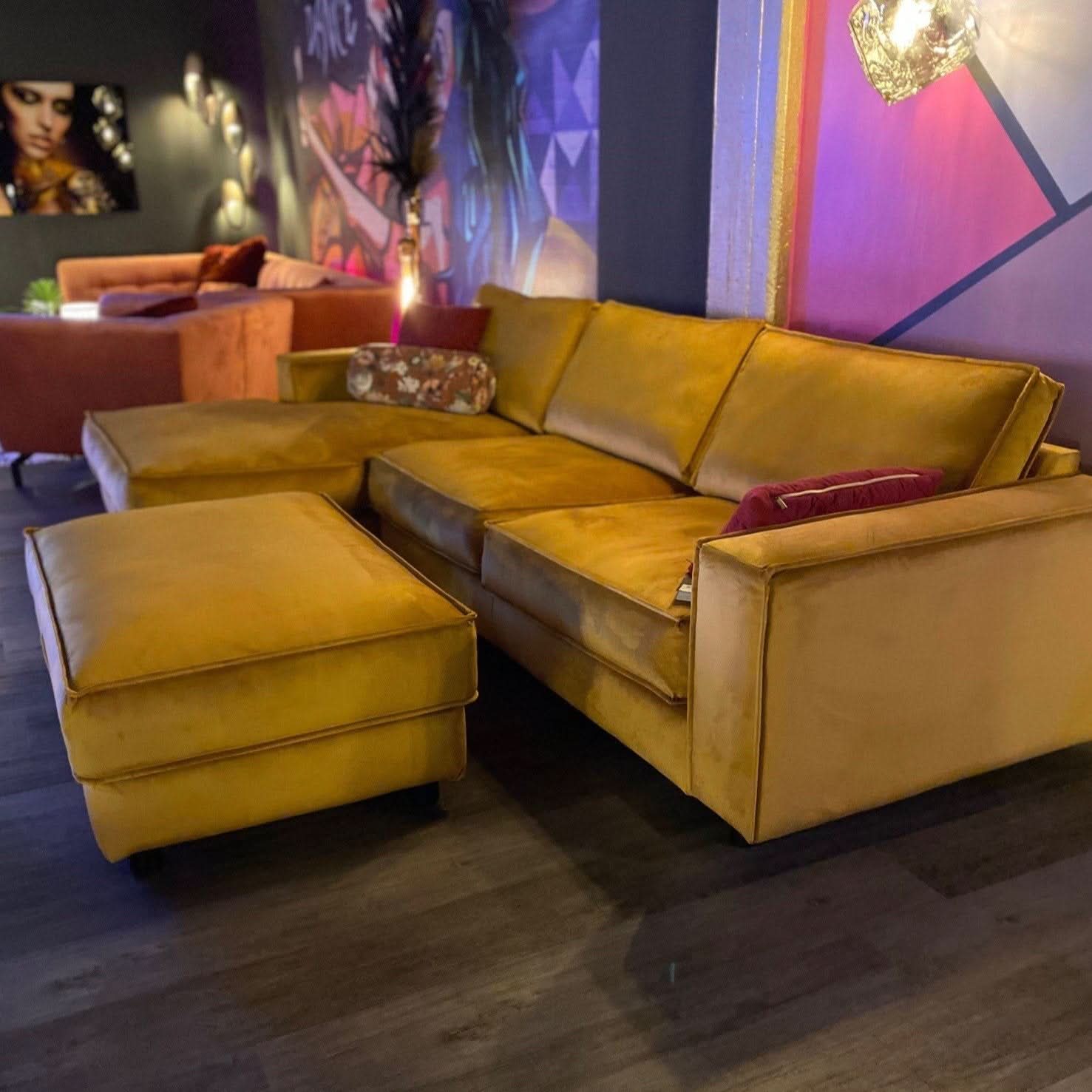 Ecksofa, Samt, drei Sitzflächen, Rückenkissen, Naht außen, breite Armelehne, tiefe schwarze Füße