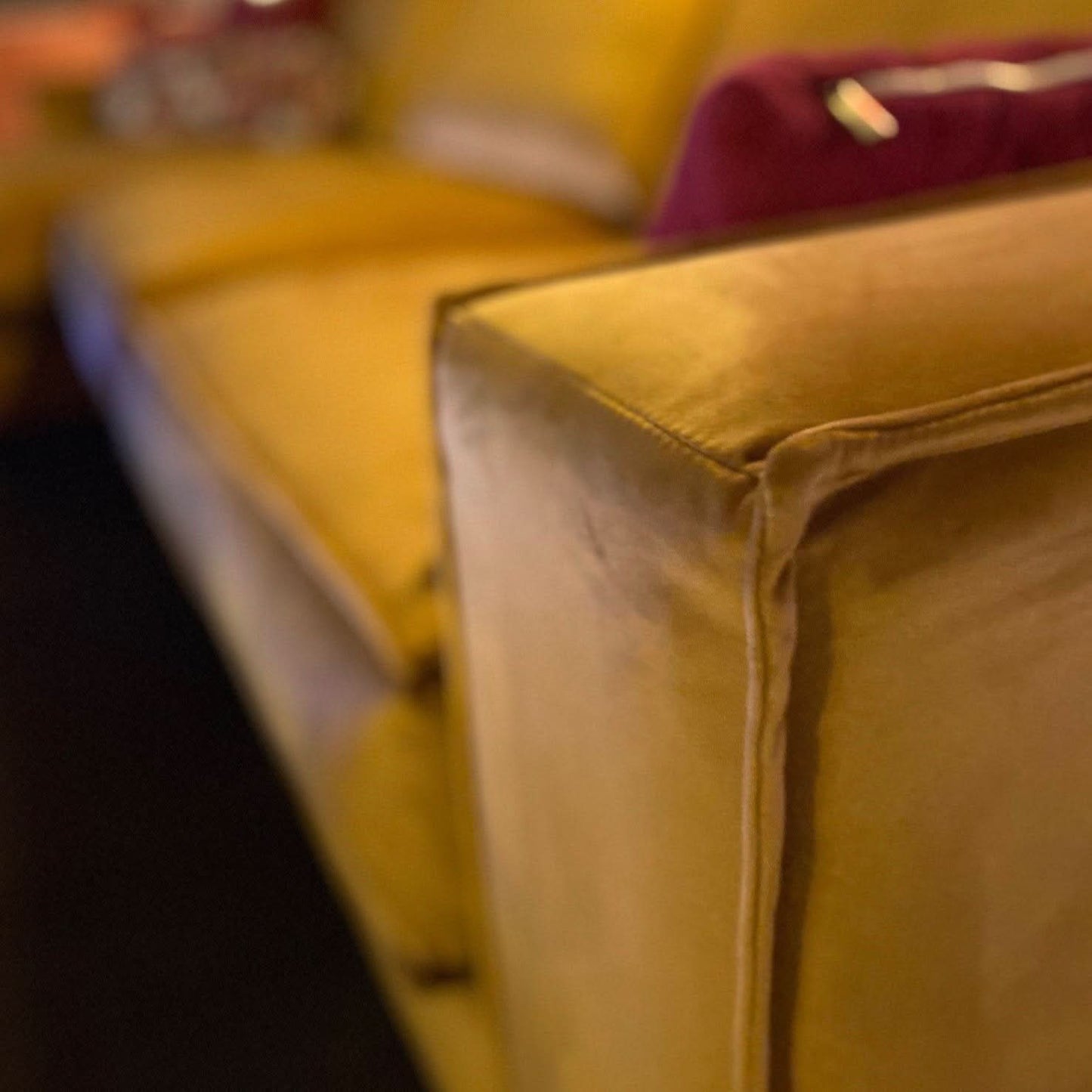 Ecksofa, Samt, drei Sitzflächen, Rückenkissen, Naht außen, breite Armelehne, tiefe schwarze Füße