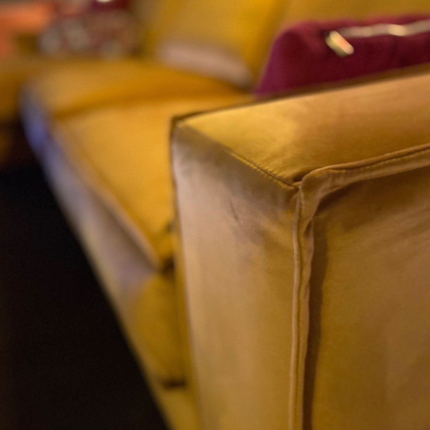 Ecksofa, Samt, drei Sitzflächen, Rückenkissen, Naht außen, breite Armelehne, tiefe schwarze Füße